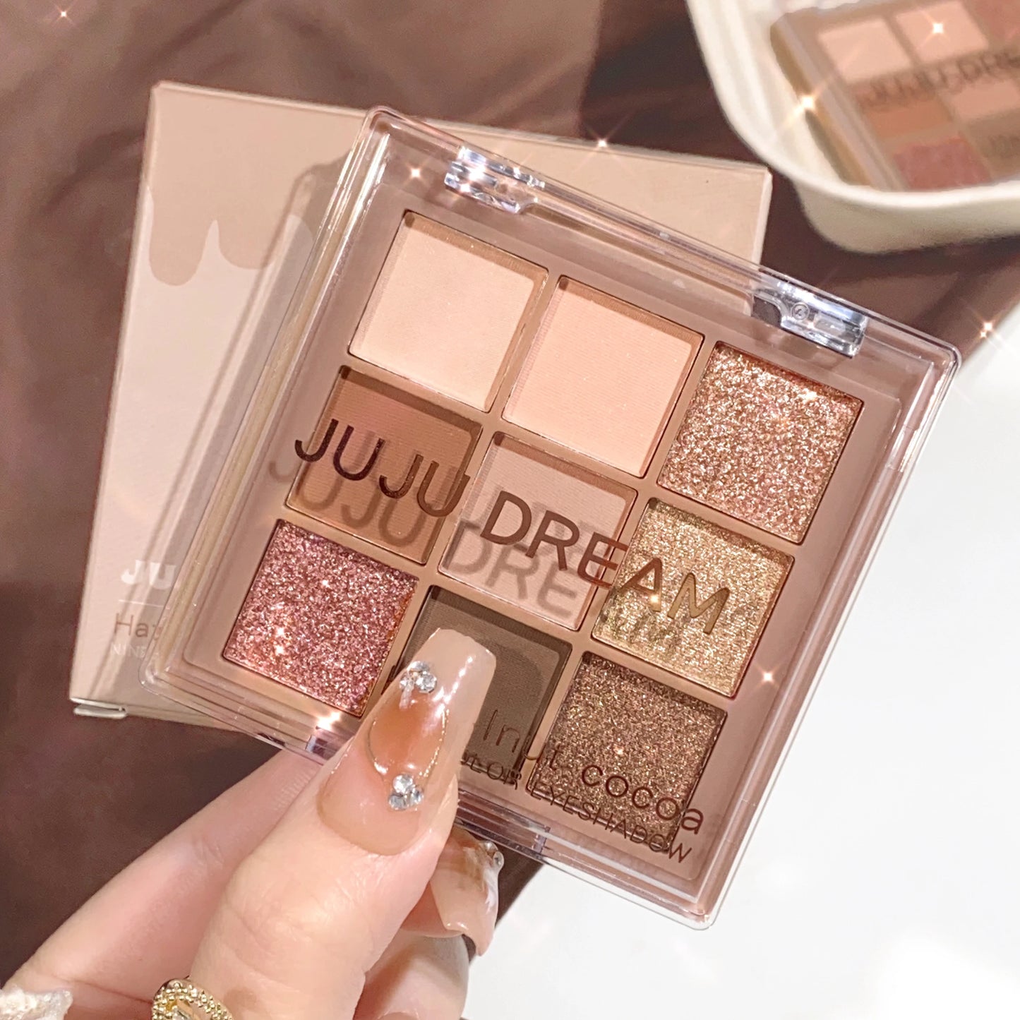 Luxurious 9-colour eyeshadow palette - Velvet matte and shimmer effect, durable waterproof, berry, brown and nude tones