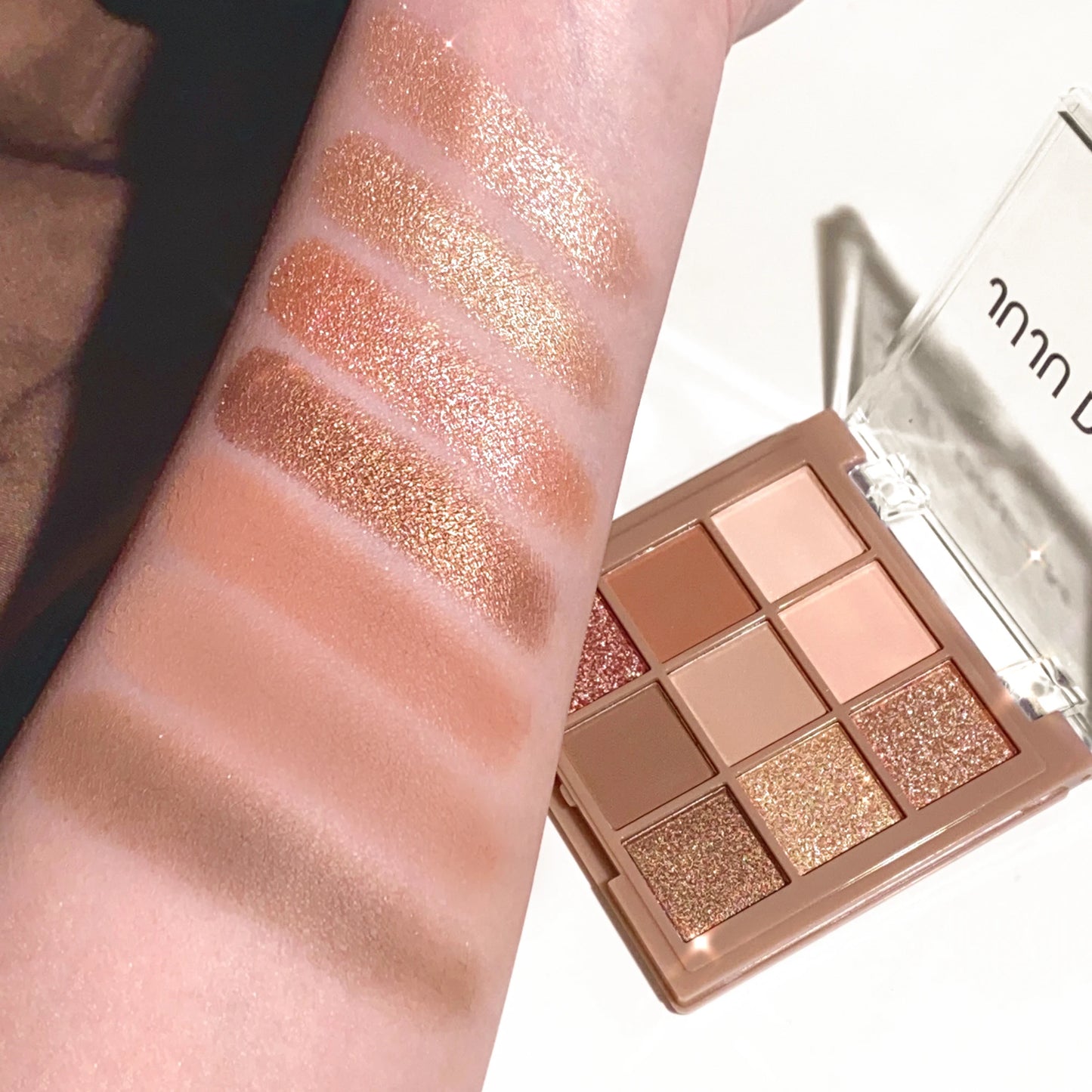 Luxurious 9-colour eyeshadow palette - Velvet matte and shimmer effect, durable waterproof, berry, brown and nude tones